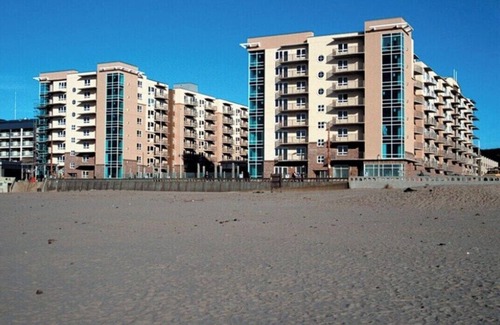 Seaside Gilbert District Condo | Cozy 2-bedroom condo in awesome Seaside with ocean view and heated pool.
